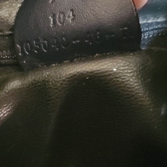 Mark Cross Bucket Bag. Leather. Black & Gold. America's First Luxury Brand. - Picture 4 of 11